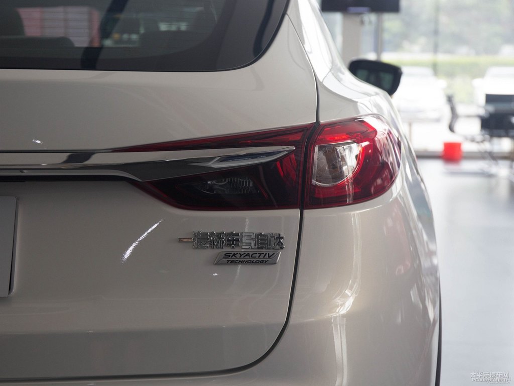 珠光白馬自達(dá)CX-4車尾外觀圖片