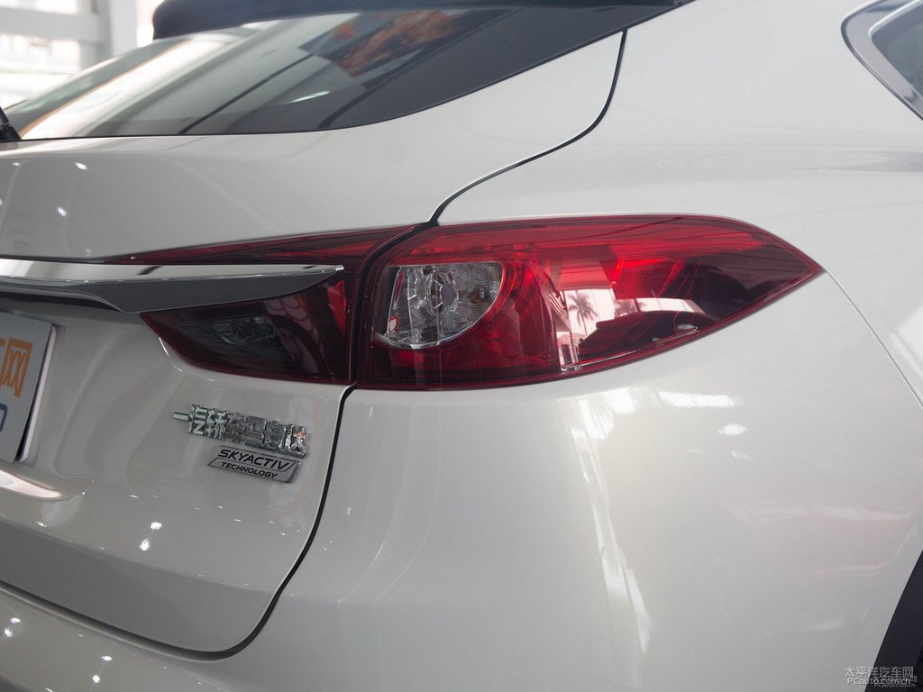 珠光白馬自達(dá)CX-4車尾外觀圖片