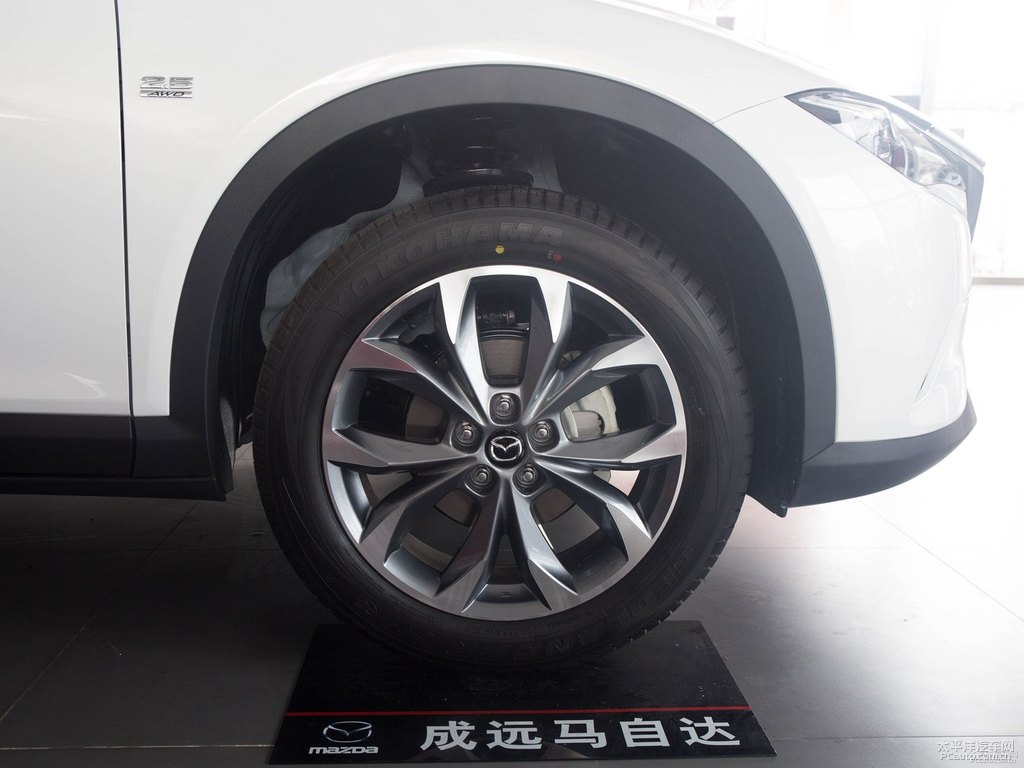 珠光白馬自達CX-4車身外觀圖片