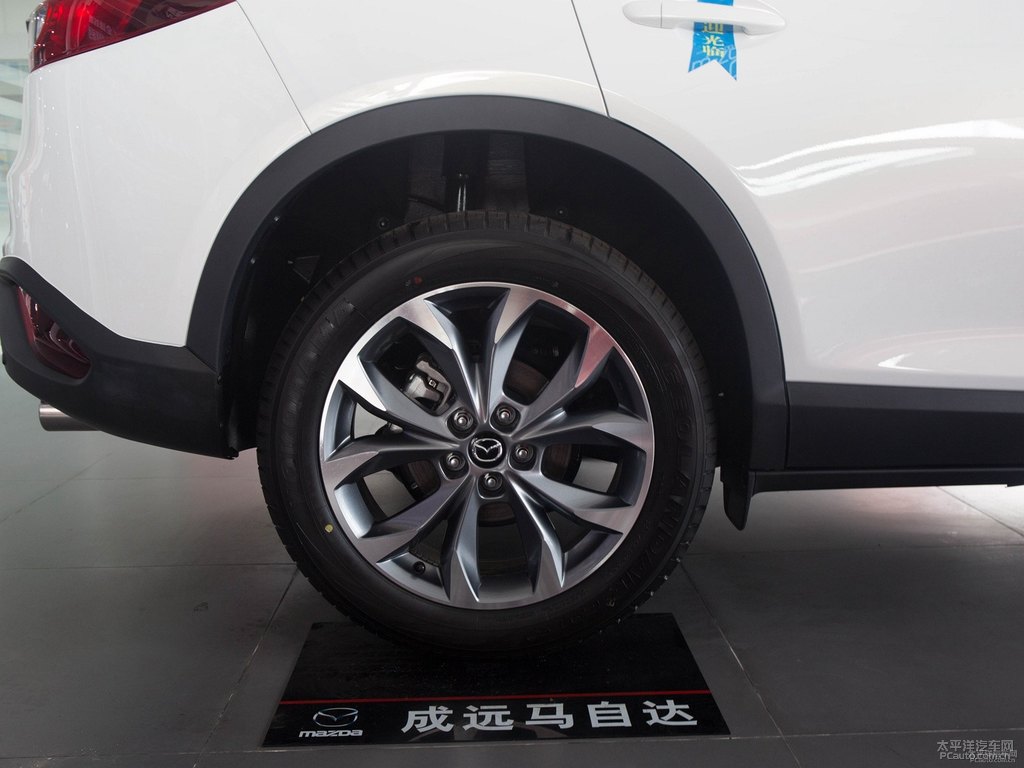 珠光白馬自達CX-4車身外觀圖片