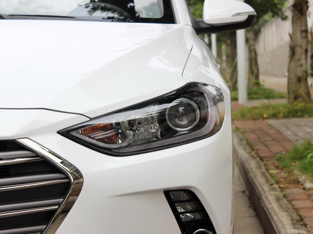 優(yōu)雅白領(lǐng)動(dòng)車頭外觀圖片