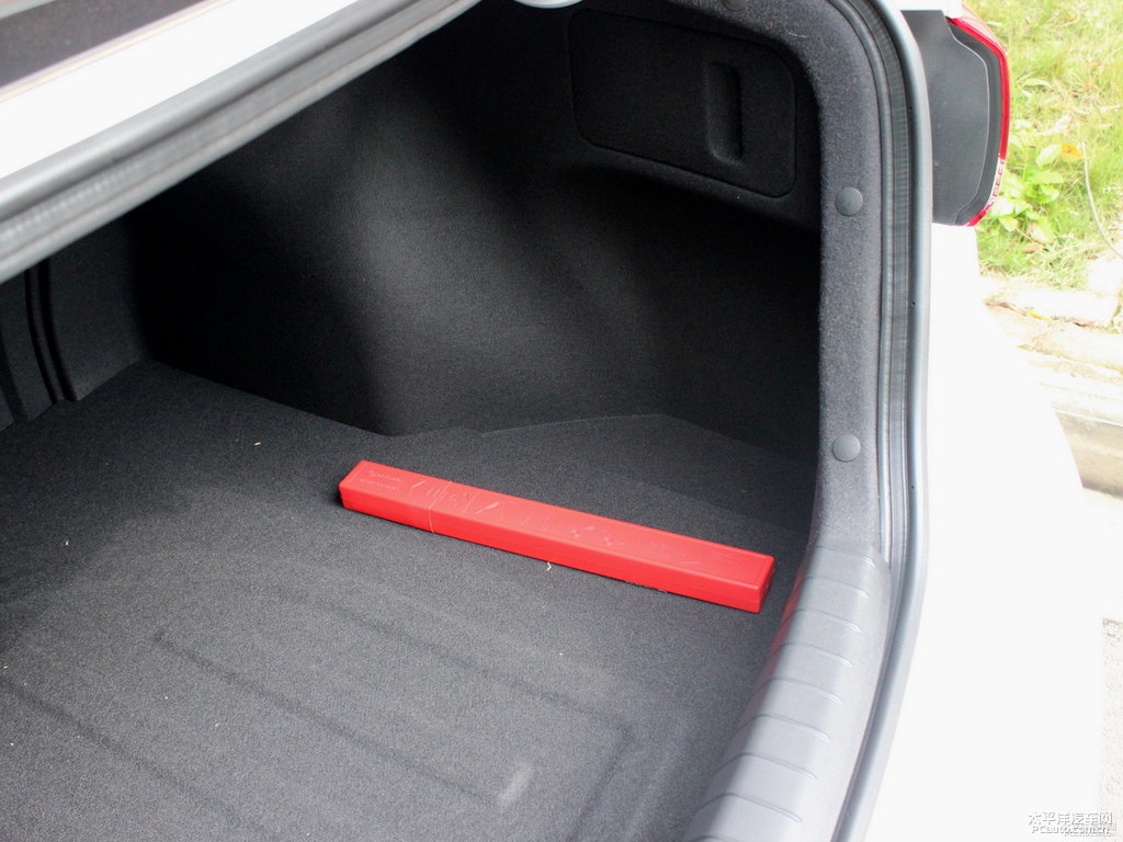 優(yōu)雅白領(lǐng)動(dòng)后備廂空間圖片
