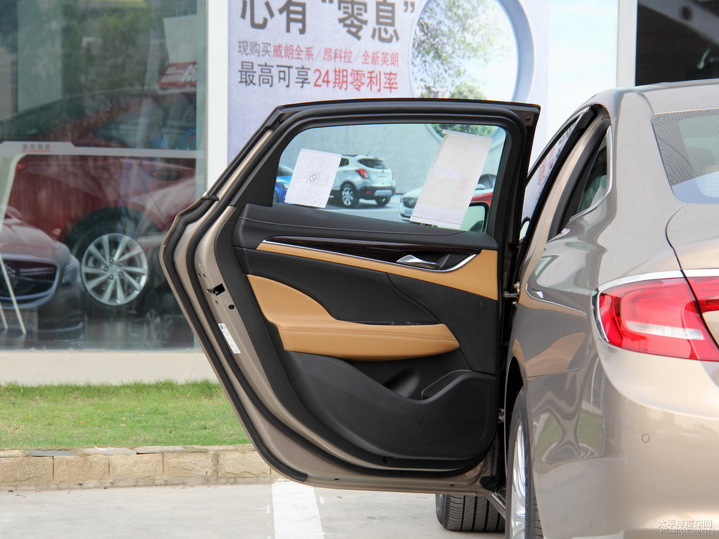 琉璃金君越車廂內(nèi)飾圖片