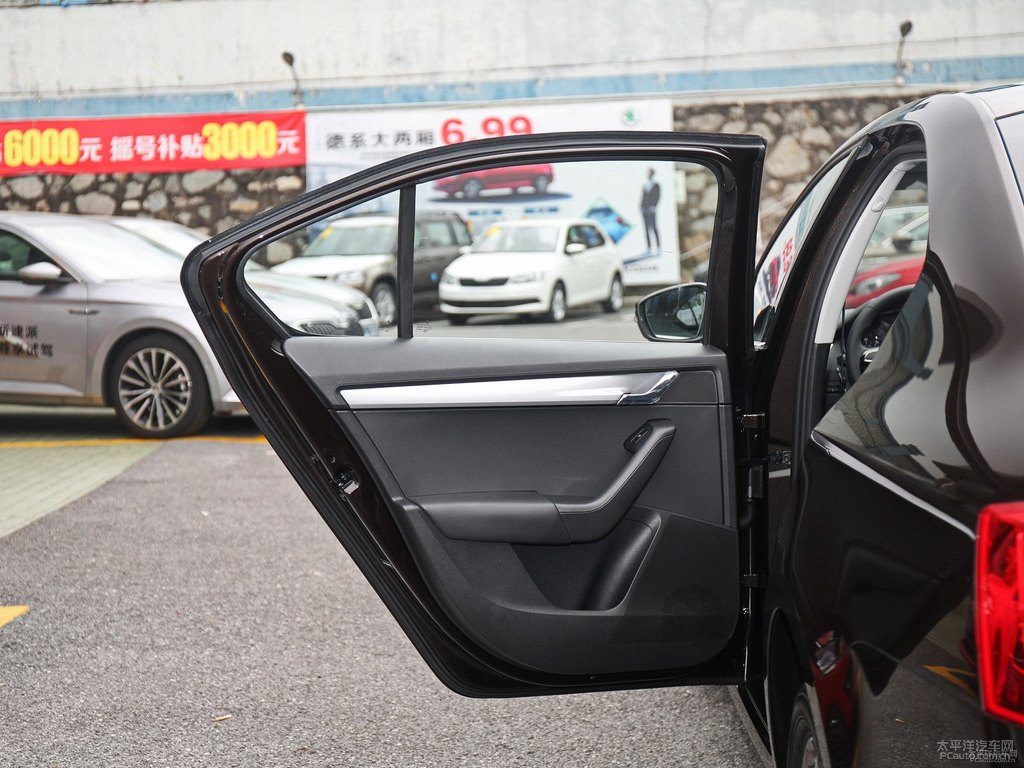 琥珀棕明銳車廂內(nèi)飾圖片