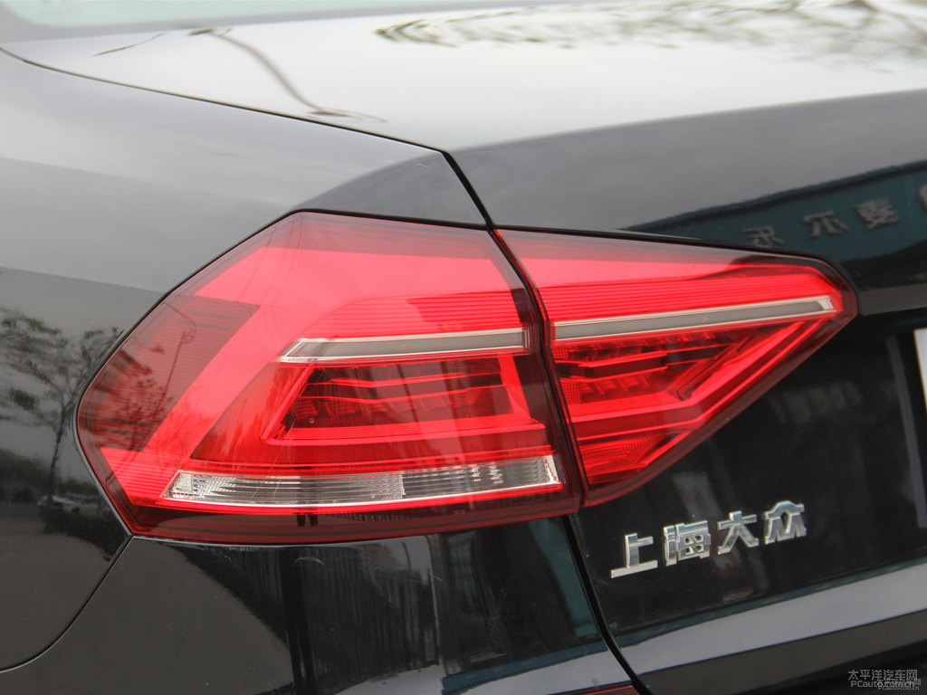 金黑帕薩特車尾外觀圖片