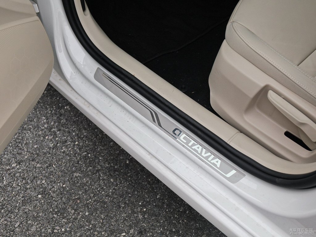 晶瑩白明銳車廂內(nèi)飾圖片
