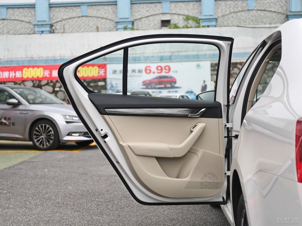晶瑩白明銳車廂內(nèi)飾圖片