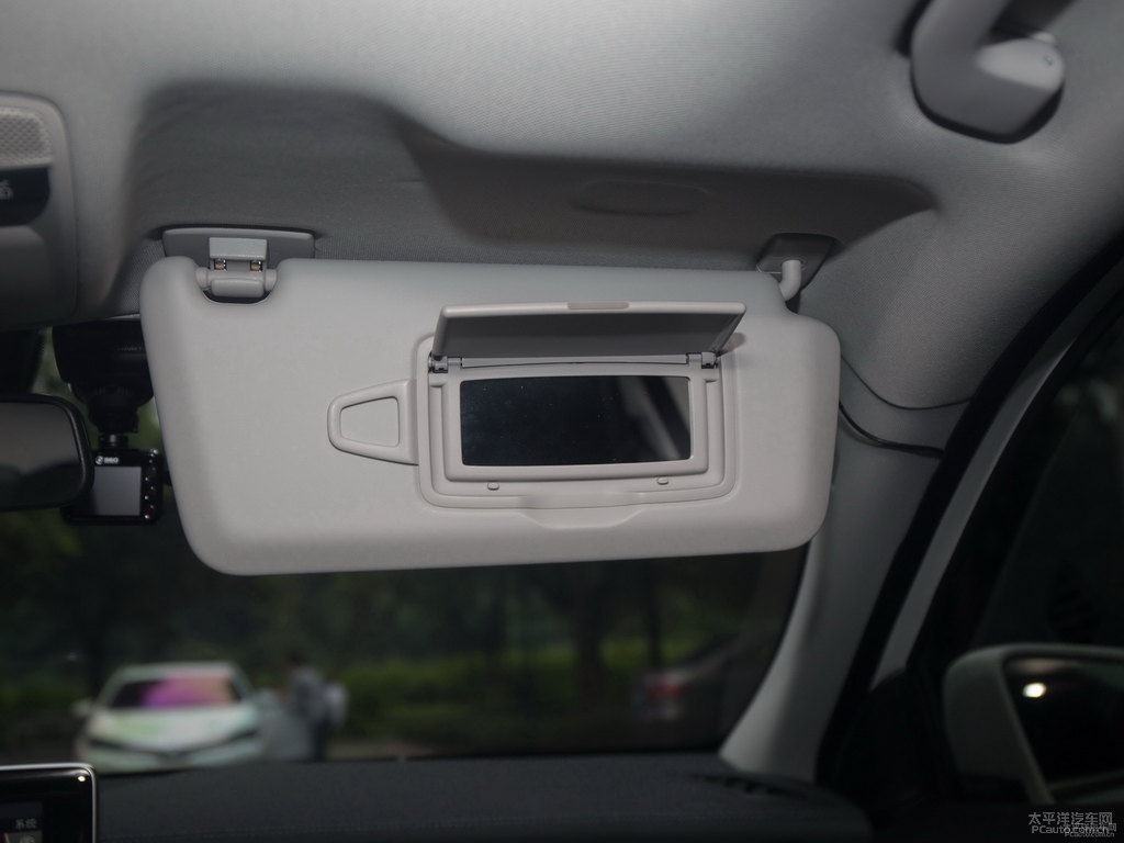 北極白奔馳GLA車廂內(nèi)飾圖片