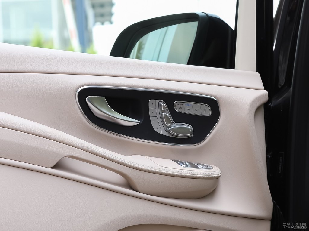 曜石黑奔馳V級車廂內(nèi)飾圖片