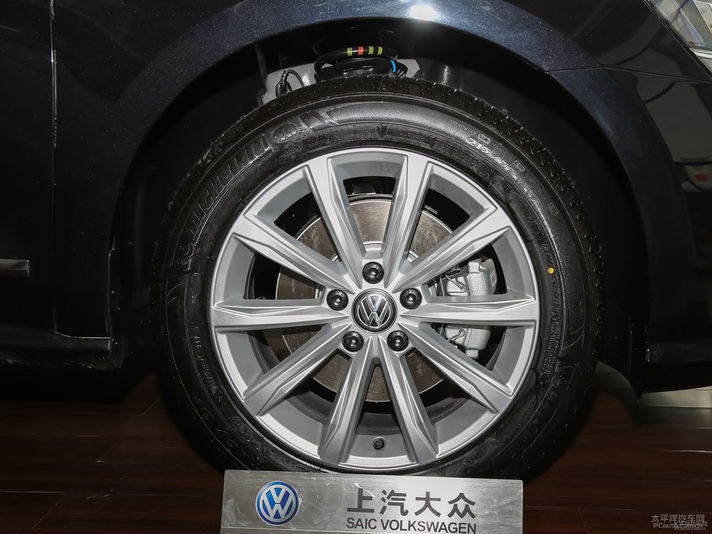 金黑帕薩特車身外觀圖片