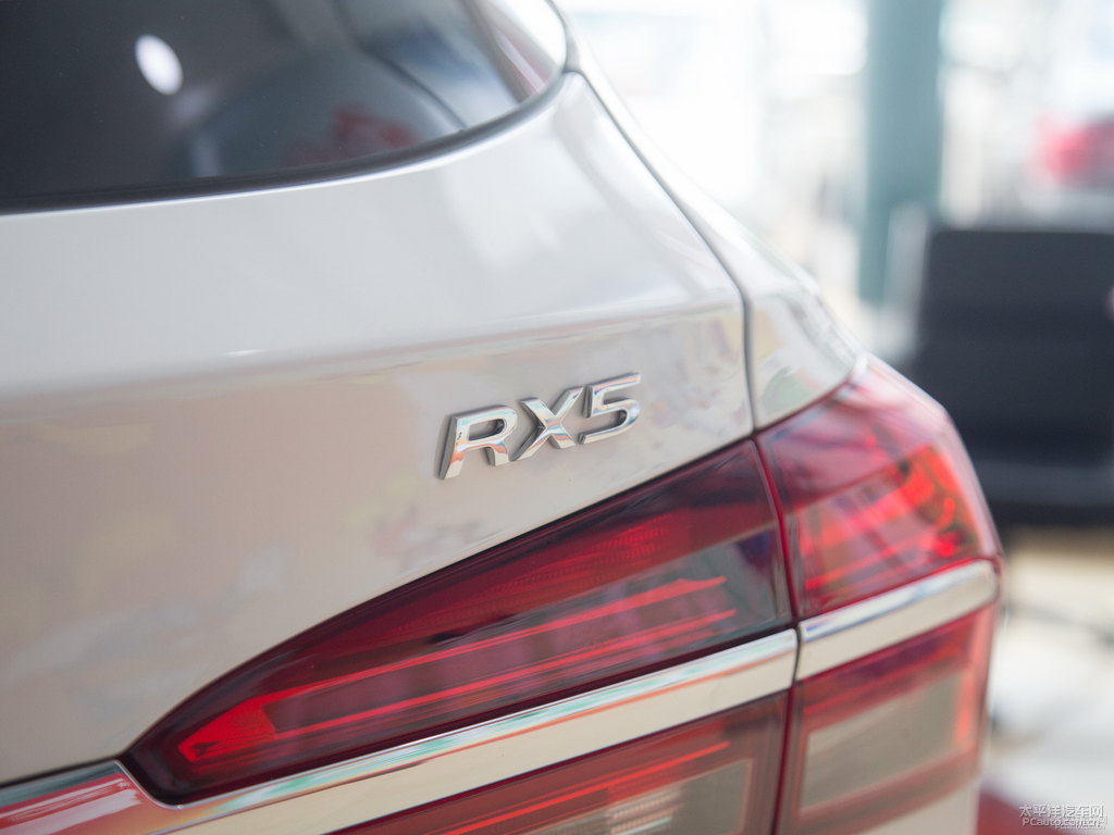 典雅白榮威RX5車(chē)尾外觀圖片