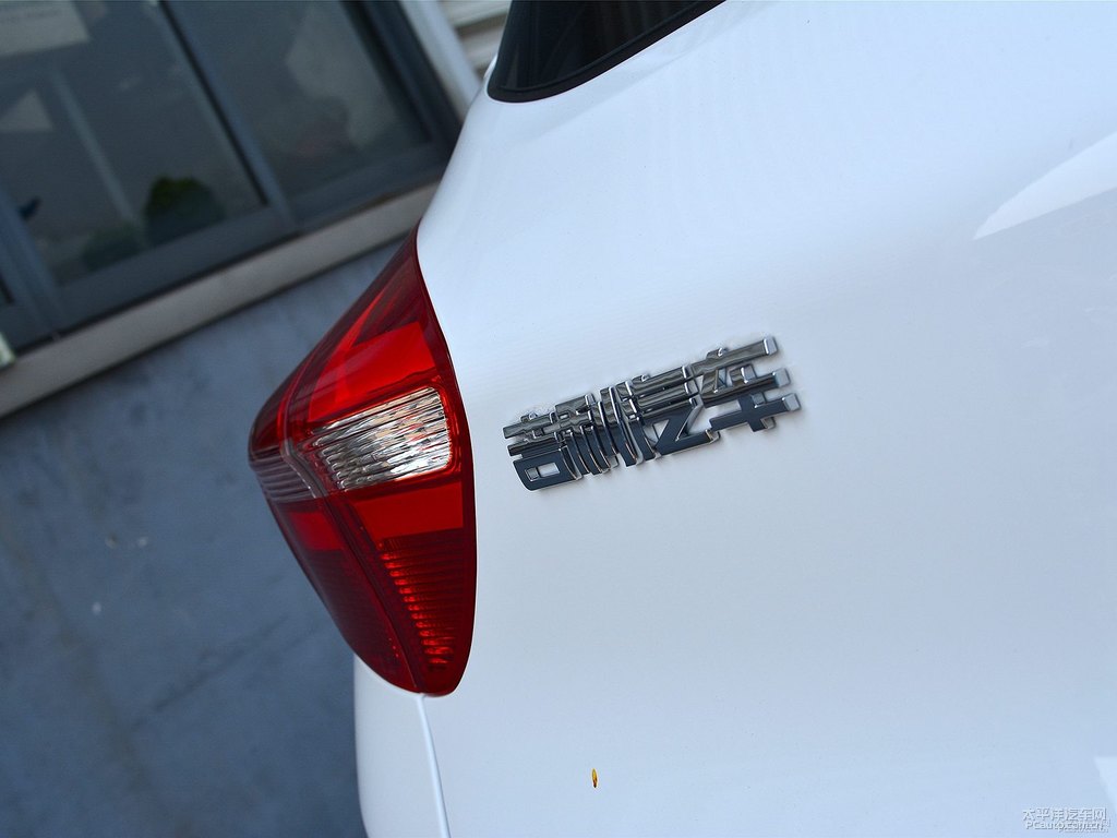 冰晶白帝豪GS車尾外觀圖片