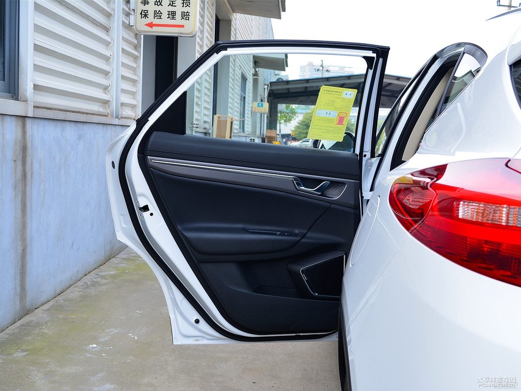 冰晶白帝豪GS車廂內(nèi)飾圖片