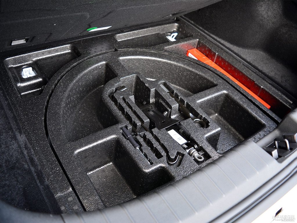冰晶白帝豪GS后備廂空間圖片