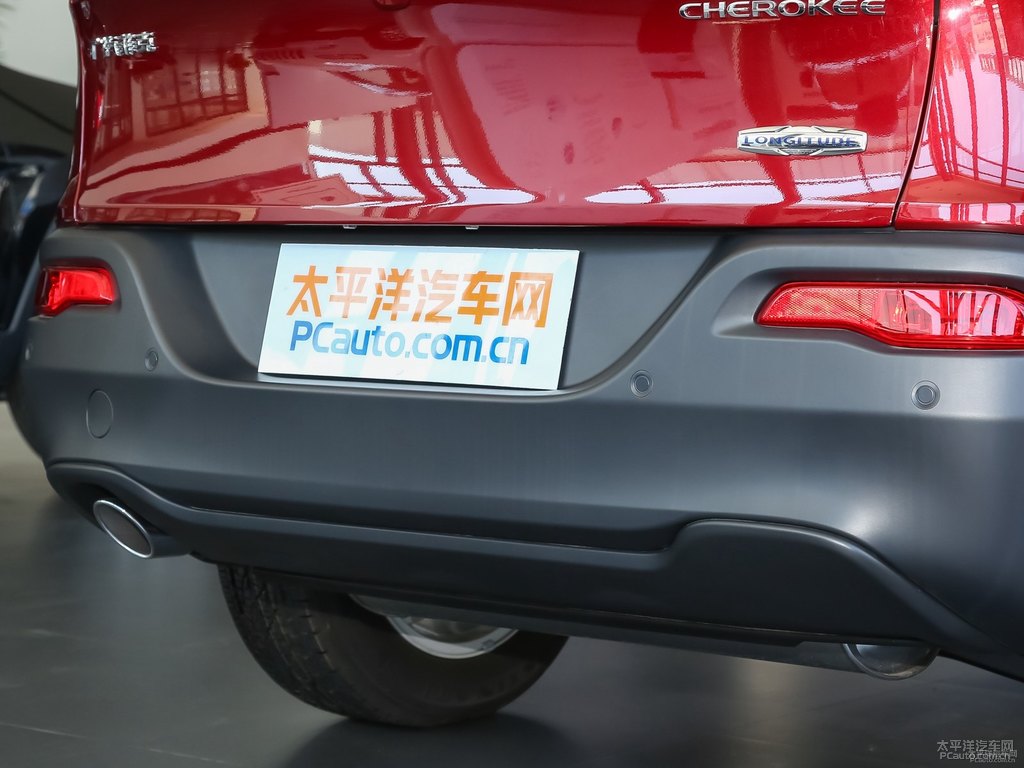 落霞紅自由光車尾外觀圖片