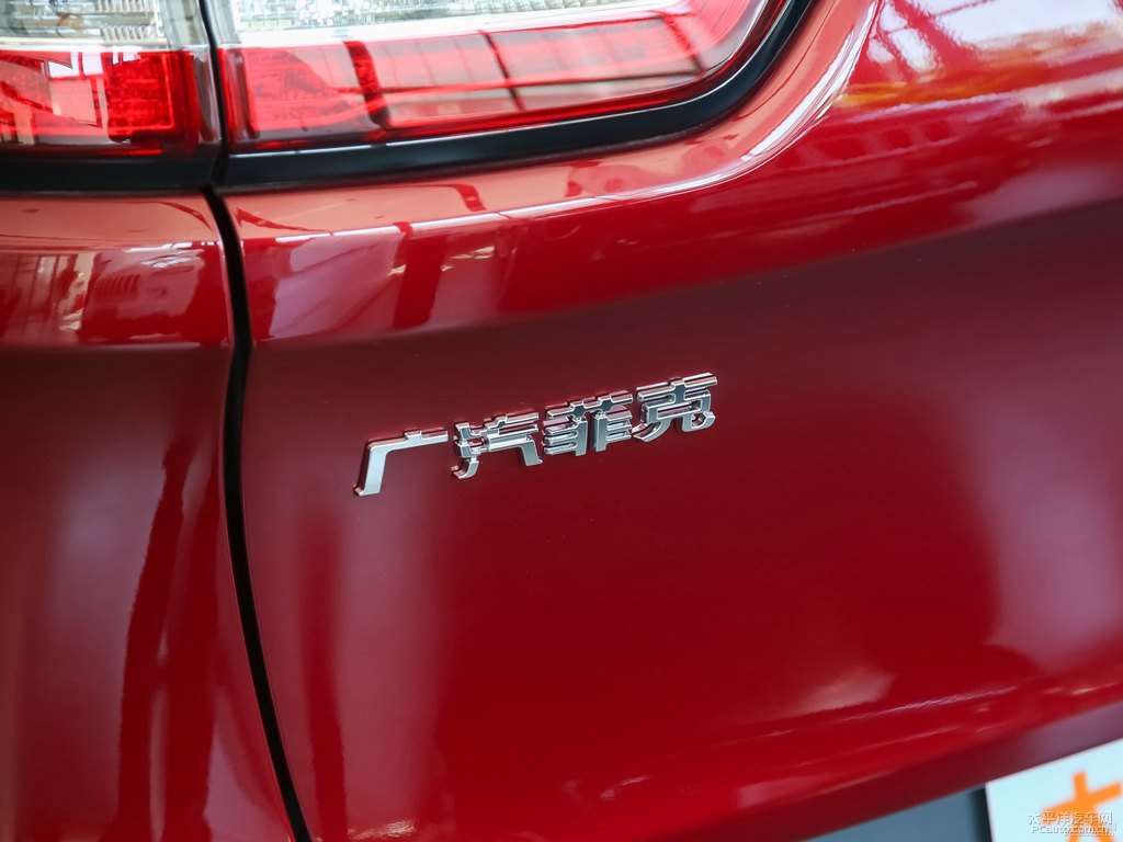 落霞紅自由光車尾外觀圖片