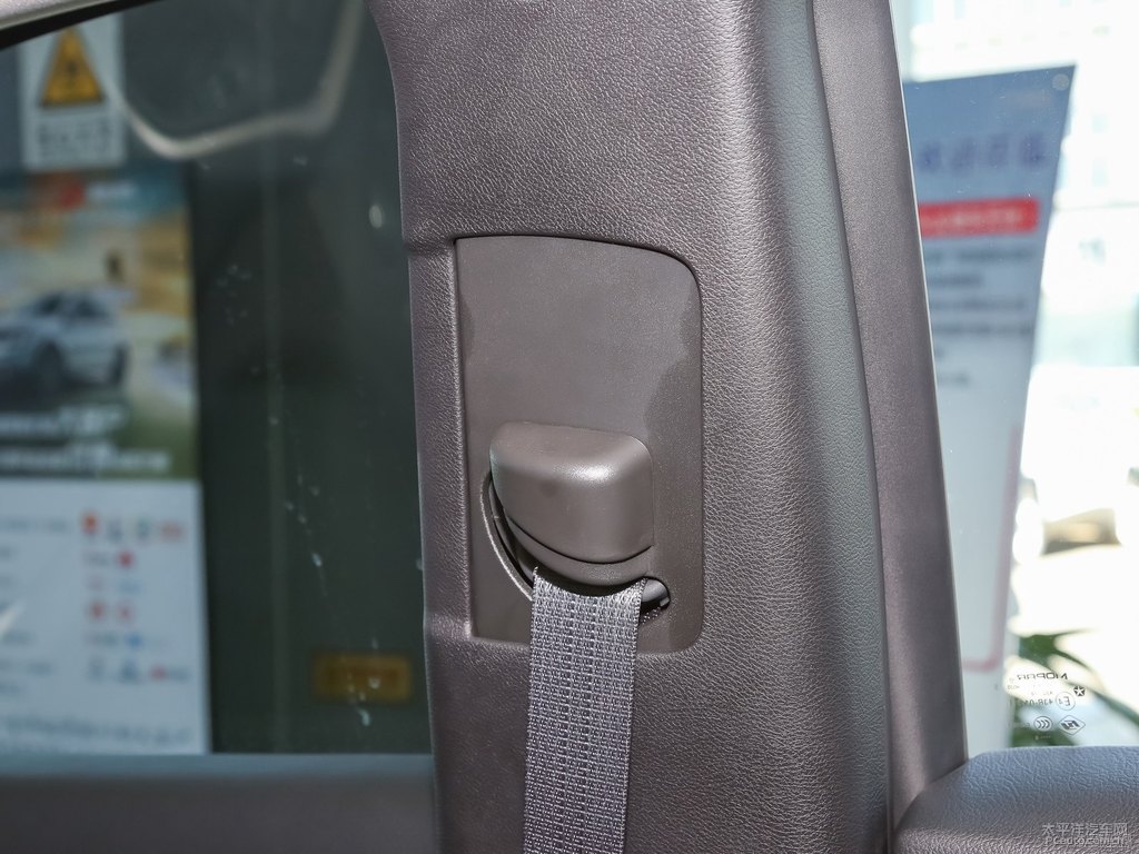 落霞紅自由光車廂內(nèi)飾圖片