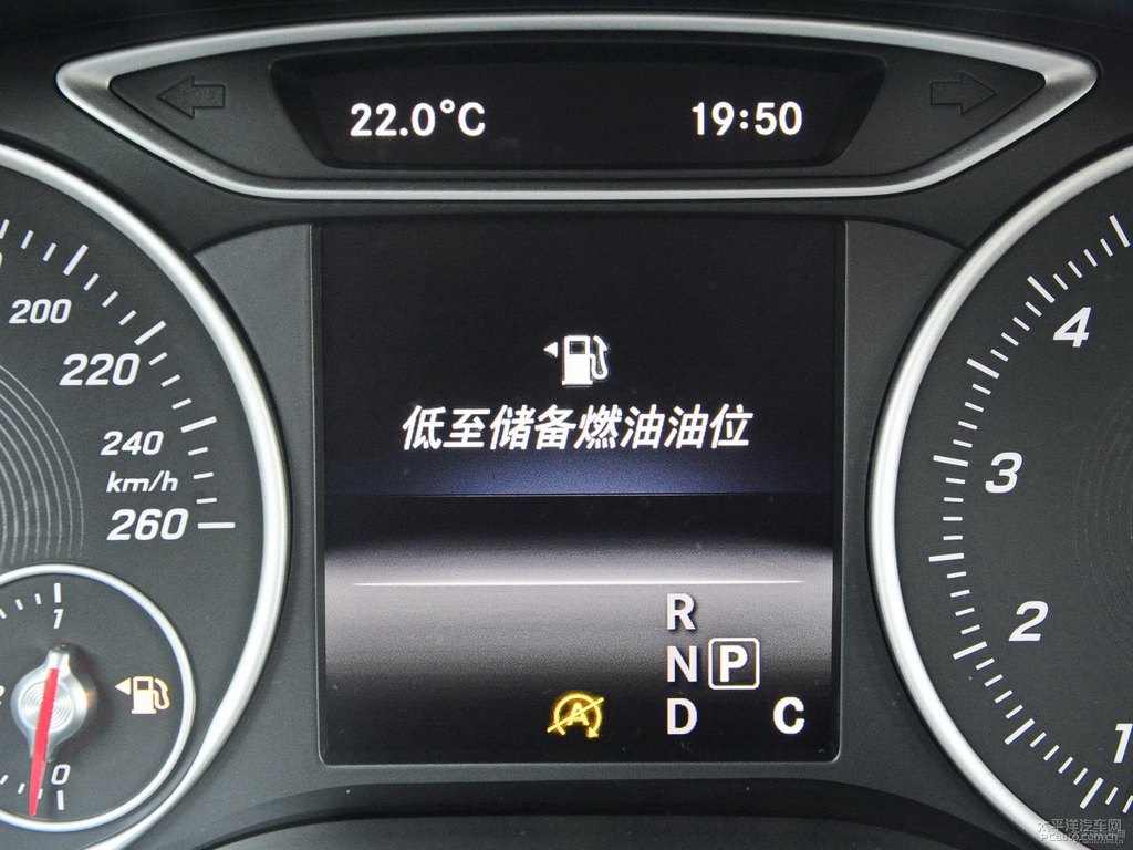 卷云白奔馳B級(jí)中控內(nèi)飾圖片