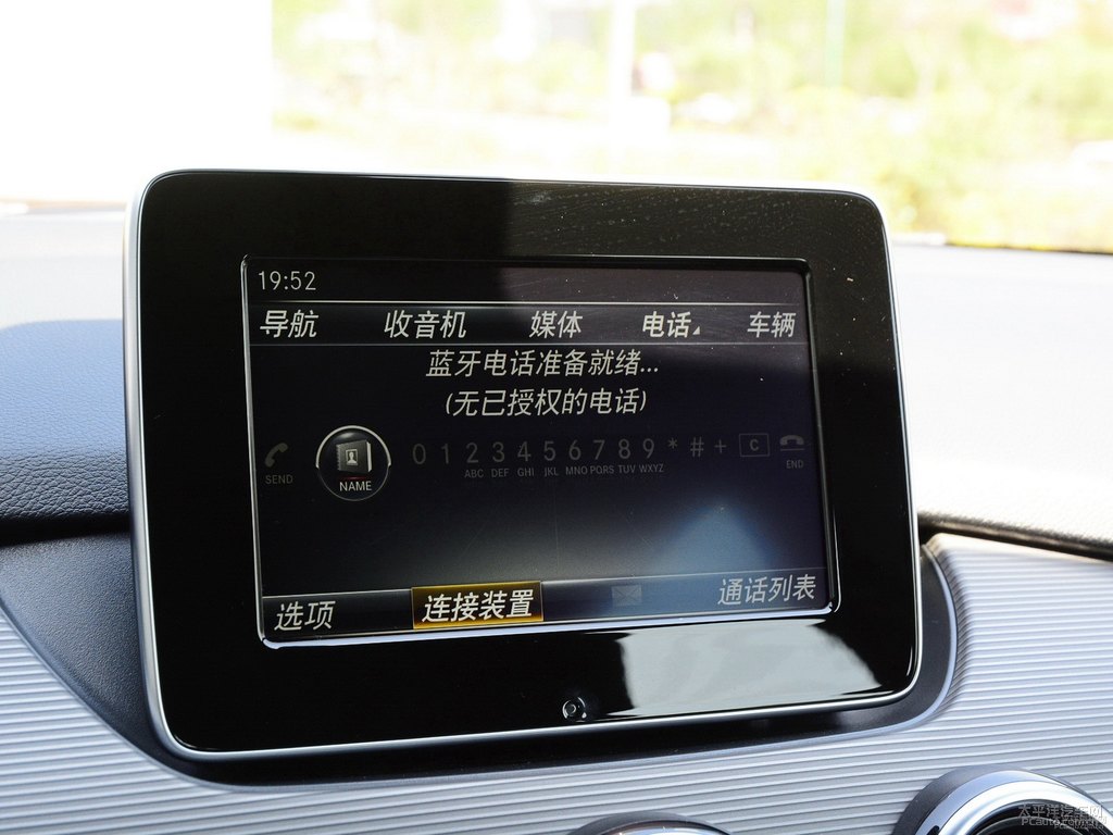 卷云白奔馳B級(jí)中控內(nèi)飾圖片