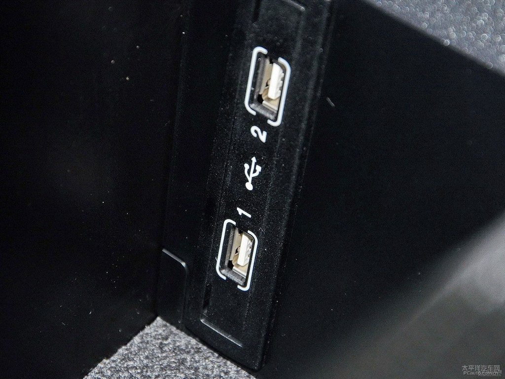 卷云白奔馳B級儲物空間空間圖片