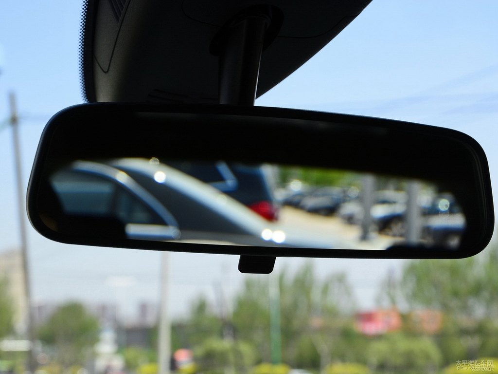 卷云白奔馳B級車廂內飾圖片