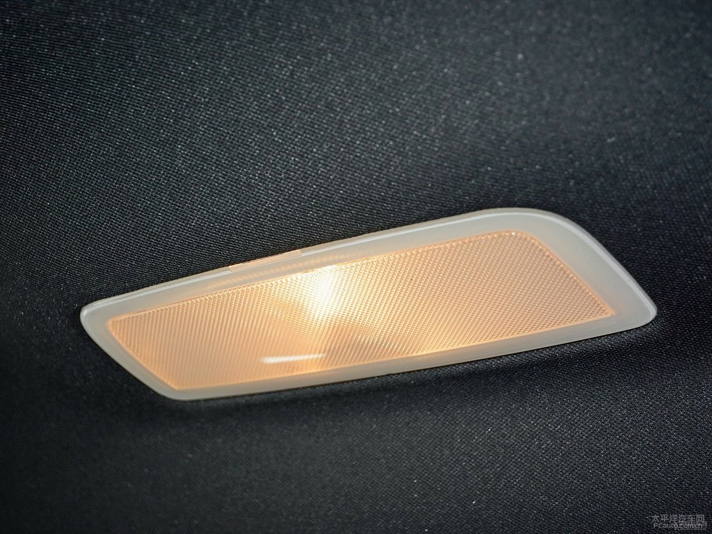 卷云白奔馳B級(jí)車廂內(nèi)飾圖片