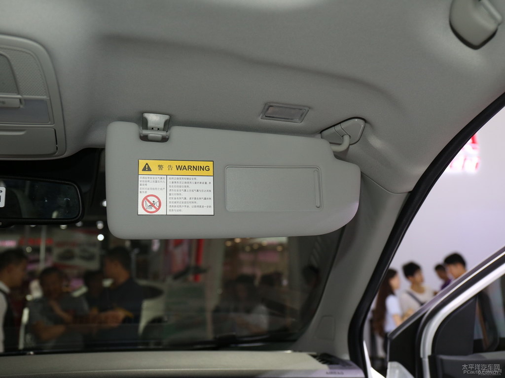 典雅白榮威RX5車廂內(nèi)飾圖片