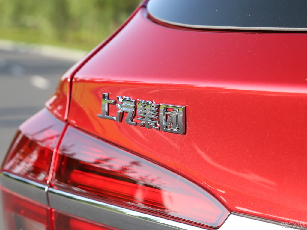 寶石紅榮威RX5車尾外觀圖片
