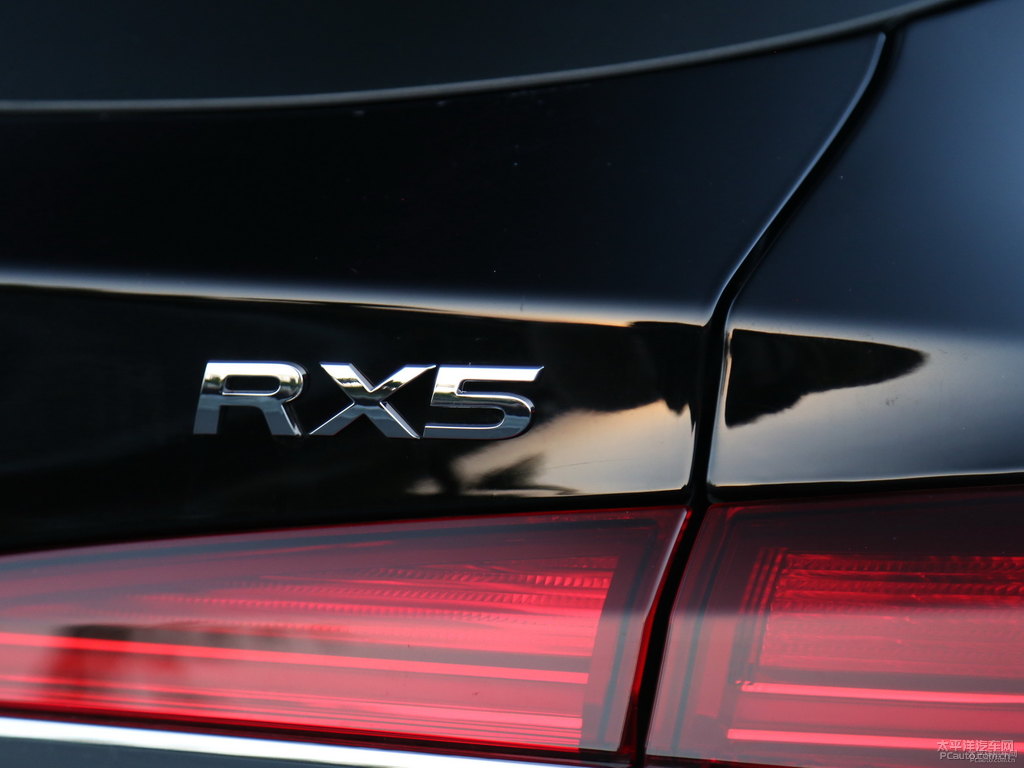 伯爵黑榮威RX5車尾外觀圖片