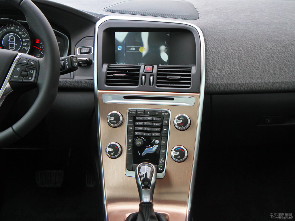 楓木棕沃爾沃XC60中控內(nèi)飾圖片