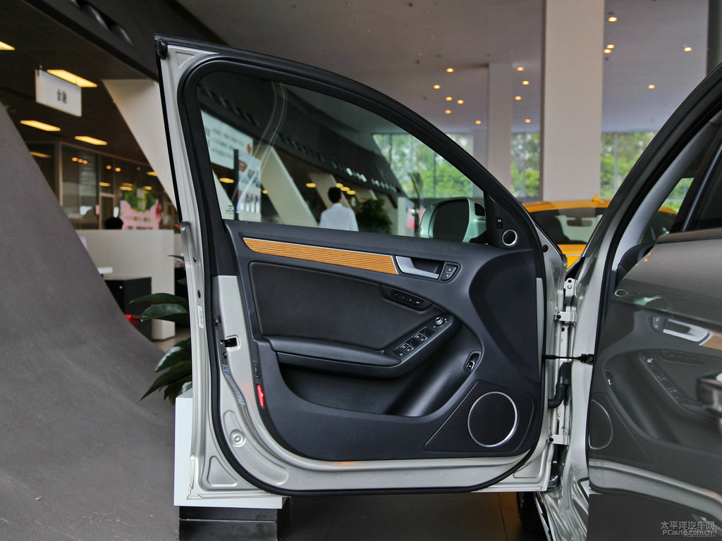白金色奧迪A4L車廂內(nèi)飾圖片