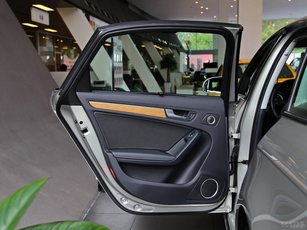 白金色奧迪A4L車廂內(nèi)飾圖片