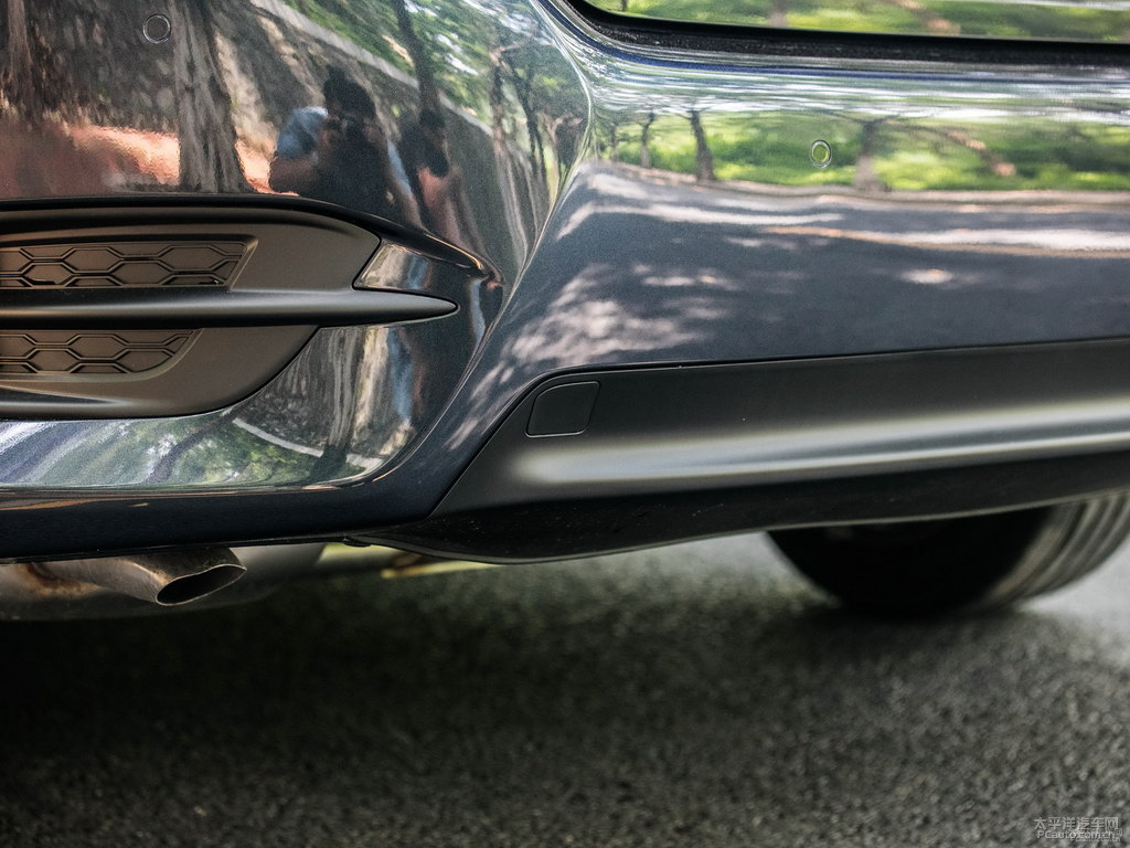 暗金藍思域車尾外觀圖片