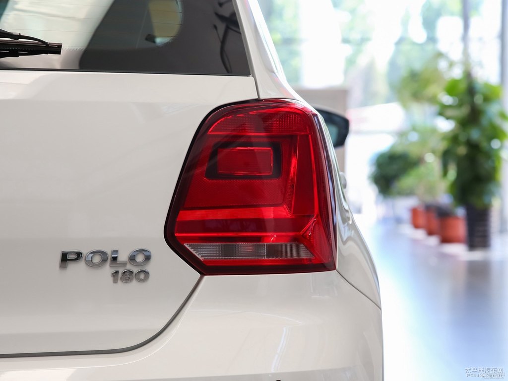 極地白大眾Polo車尾外觀圖片