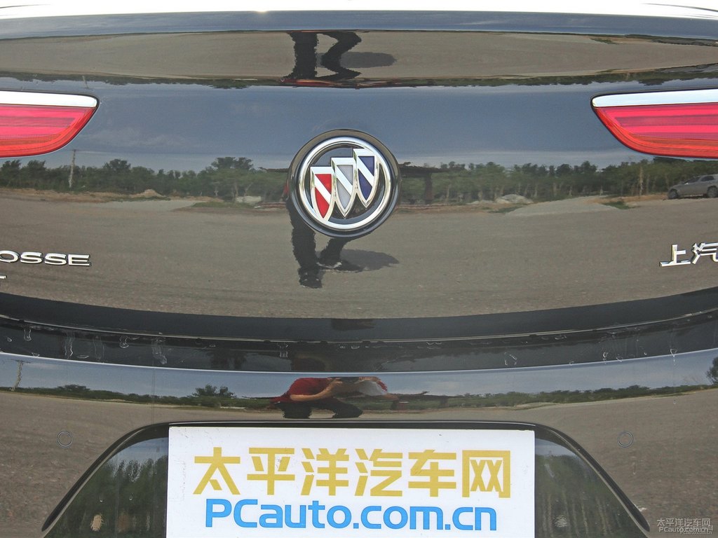 墨玉黑君越車尾外觀圖片