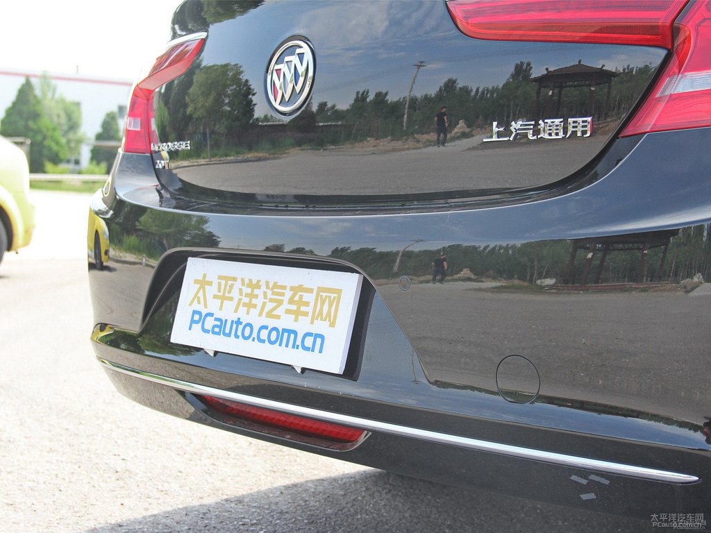 墨玉黑君越車尾外觀圖片