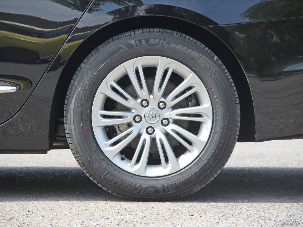 墨玉黑君越車身外觀圖片