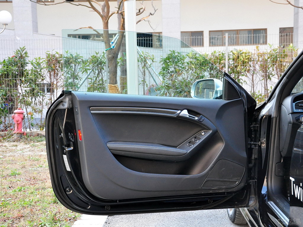 幻影黑奧迪RS 5車廂內(nèi)飾圖片