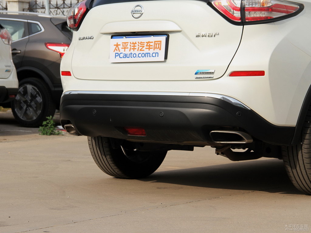 珠光白樓蘭車尾外觀圖片