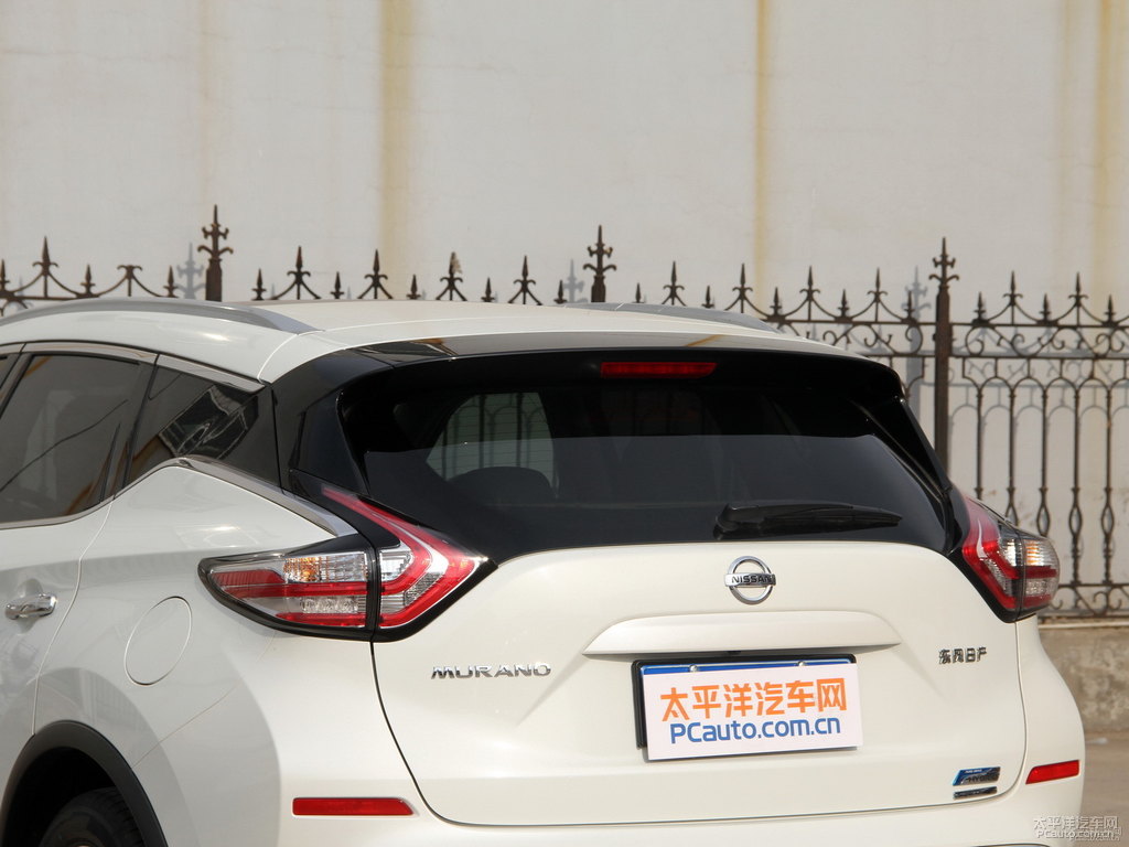 珠光白樓蘭車尾外觀圖片