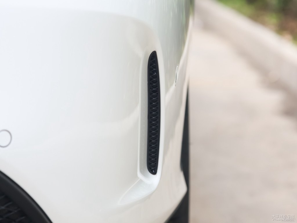 北極白奔馳C級(jí)車尾外觀圖片