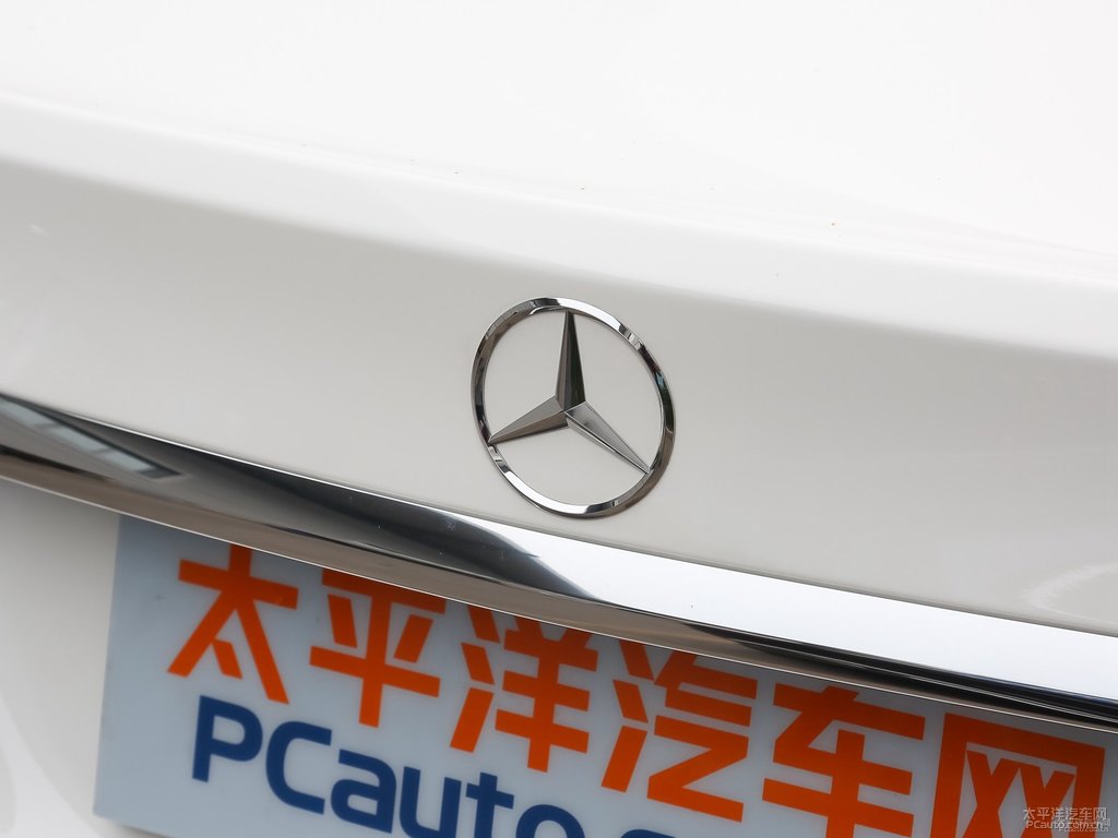 北極白奔馳C級車尾外觀圖片