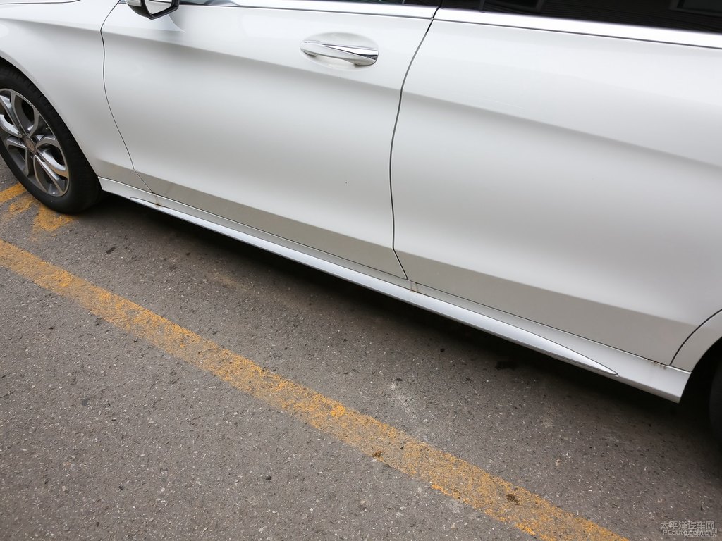 北極白奔馳C級(jí)車身外觀圖片