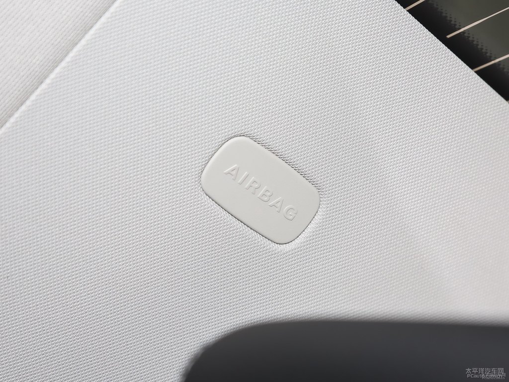 北極白奔馳C級(jí)車廂內(nèi)飾圖片