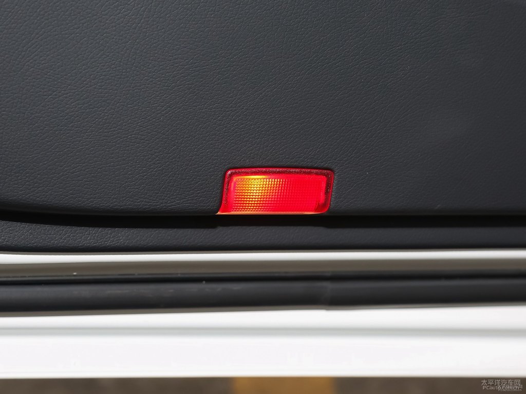 北極白奔馳C級車廂內(nèi)飾圖片