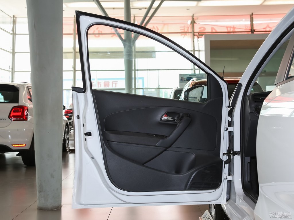 極地白大眾Polo車(chē)廂內(nèi)飾圖片