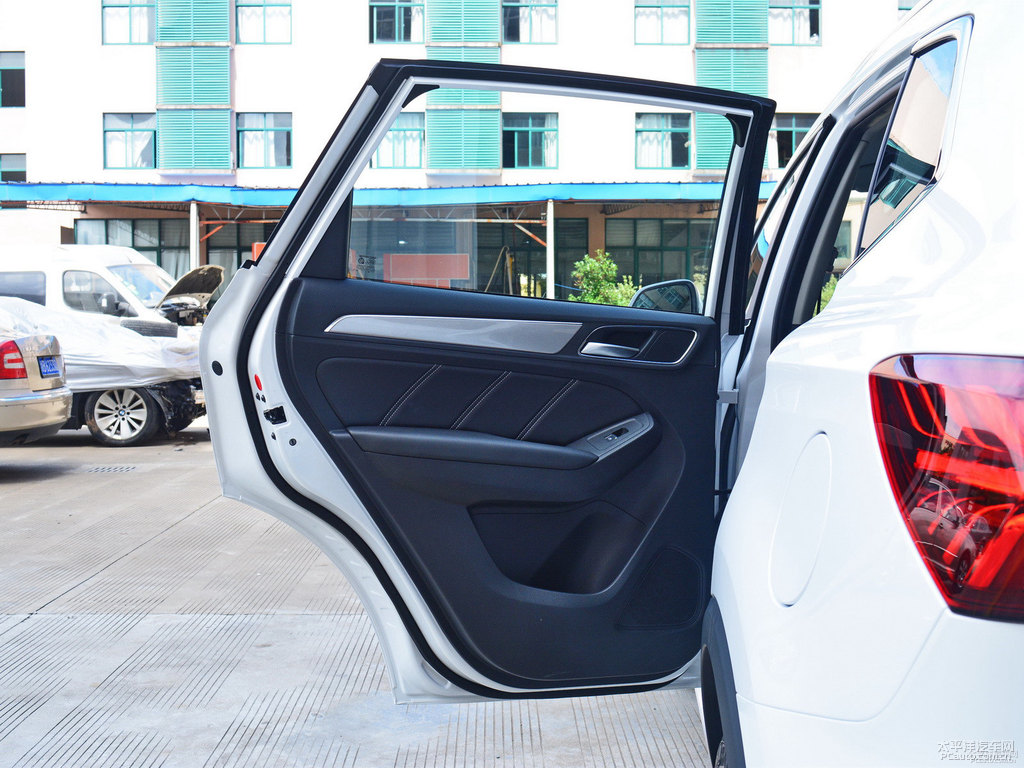 典雅白榮威RX5車廂內(nèi)飾圖片