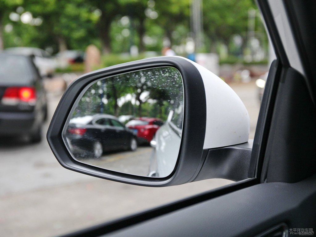 典雅白榮威RX5車身外觀圖片