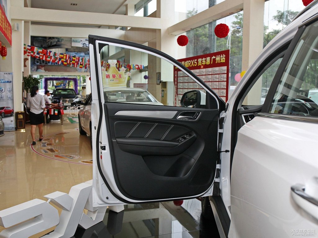 典雅白榮威RX5車廂內(nèi)飾圖片