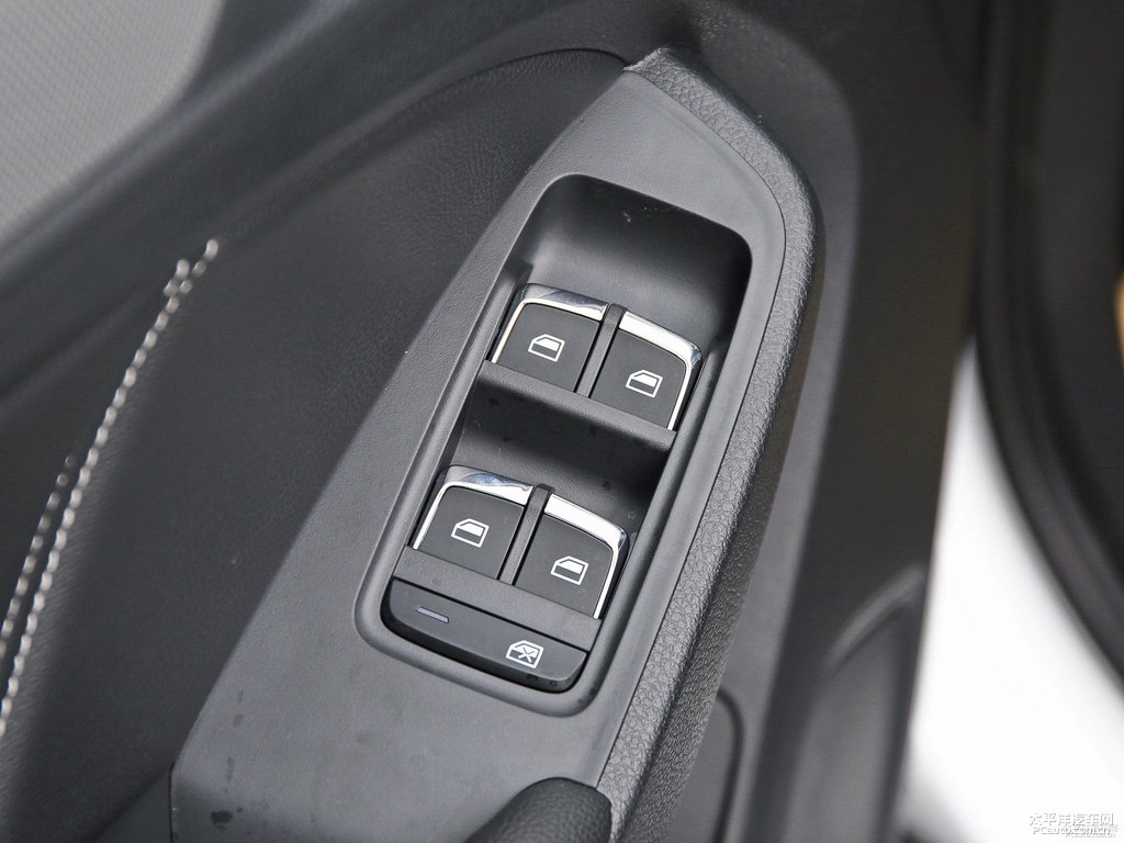 典雅白榮威RX5車廂內(nèi)飾圖片